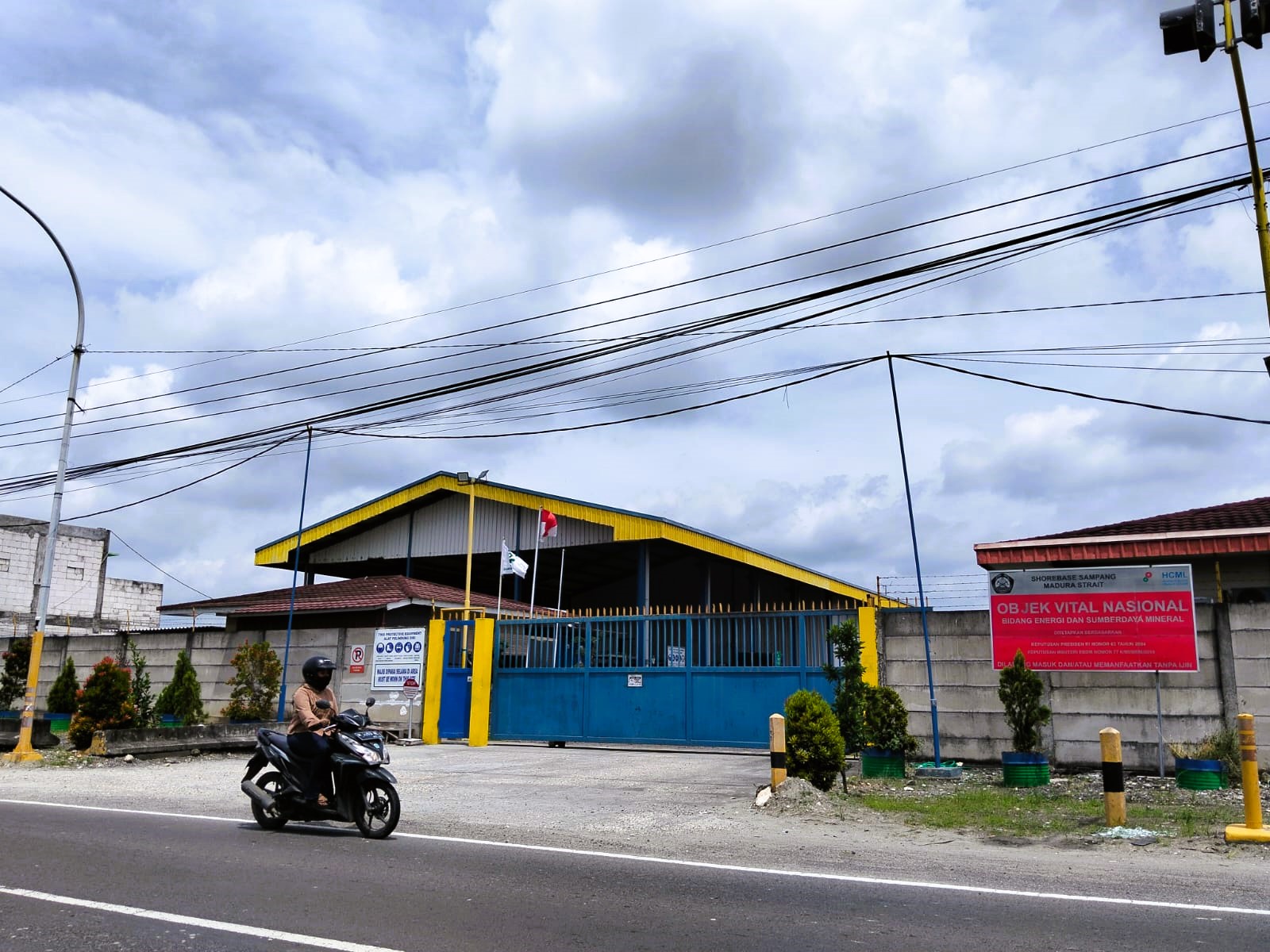 LENGANG: Pengendara melintas di depan gudang yang ditempati PT Altus, Jalan Raya Taddan, Camplong, Sampang, Sabtu (17/1).