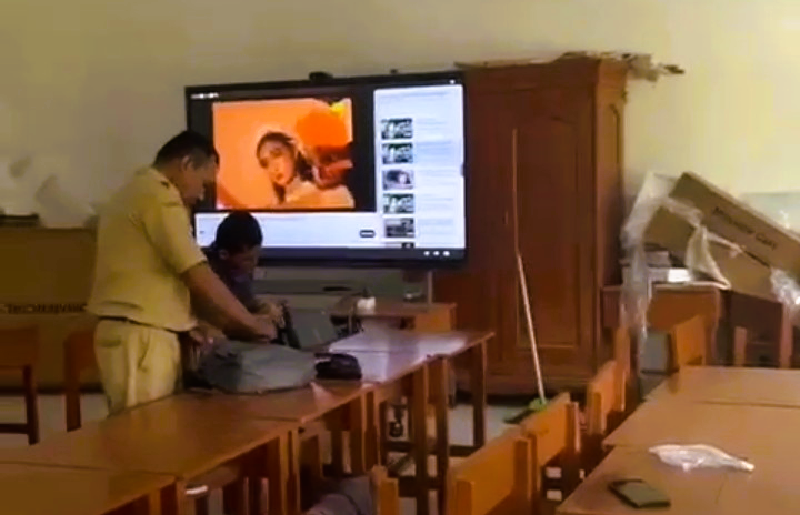 BERSANTAI: Guru SDN Batuporo Timur 1 Kecamatan Kedungdung terlihat memutar video di ruangan kelas, tidak ada KBM, Senin (19/1).