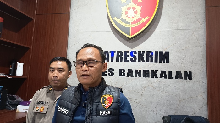 SANTAI: Kasatreskrim Polres Bangkalan AKP Hafid Dian Maulidi saat ditemui di ruang kerjanya, Selasa (16/12/2025). (ZEINAL ABIDIN/JPRM)