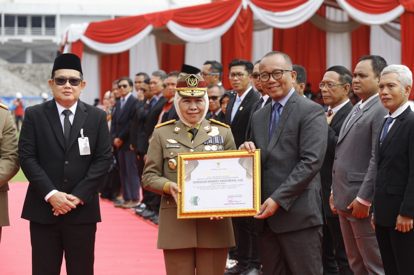 APRESIASI: Gubernur Jatim Khofifah Indar Parawansa menyerahkan piagam penghargaan K3 yang diterima VP Operations KEI Darmawan Widhihatmoko Nasional 2026 di Lapangan PT Petrokimia Gresik, Rabu (14/1).