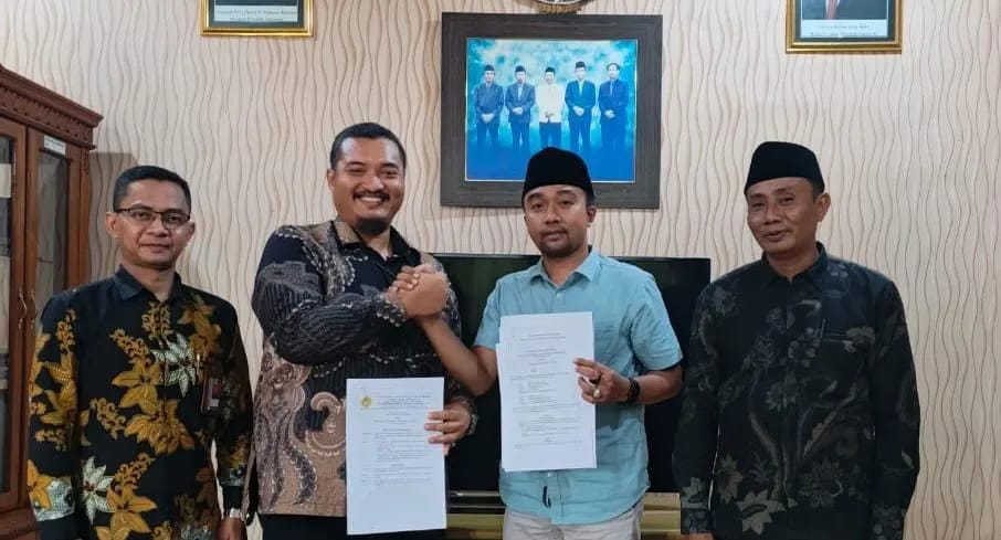 BERSINERGI: Ketua STKIP PGRI Bangkalan Fajar Hidayatullah dan Kepala Desa Pangeleyan Zaiqhulhak Alfarisi melakukan  Penandatanganan MoU, Kamis 27/11/2025.