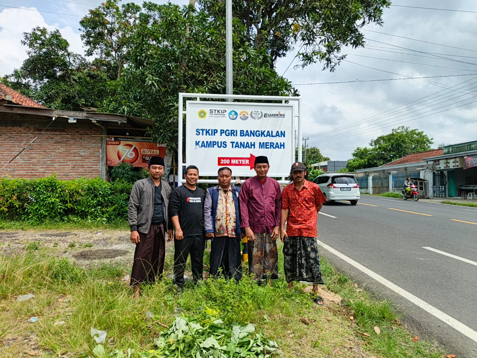 UNTUK PENDIDIKAN: Pihak STKIP PGRI Bangkalan berpose bersama pihak desa di Tanah Merah, Bangkalan.