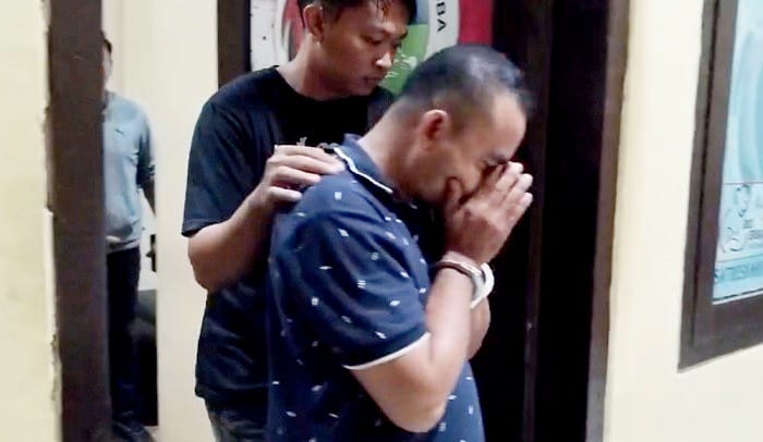 PASRAH: Tersangka penyalahgunaan narkotika Hadi Leo saat digiring petugas di Mapolres Bangkalan, Rabu (21/1) petang. (POLRES BANGKALAN UNTUK JPRM)