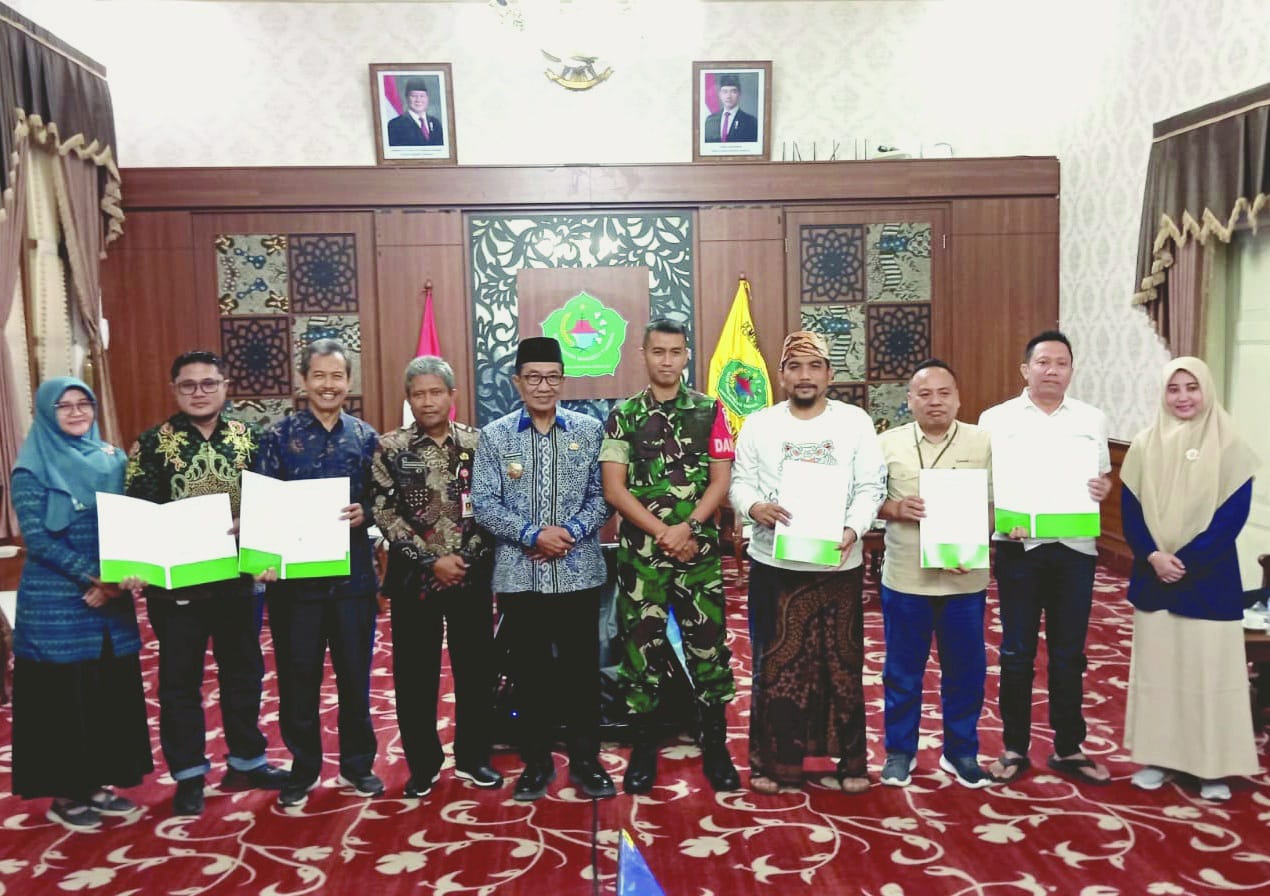 KOMITMEN: Bupati Pamekasan KH Kholilurrahman teken MoU dengan para pengusaha rokok di Peringgitan Dalam Pendopo Ronggosukowati Kamis (22/1). (M. KHOLIL RAMLI/JPRM)