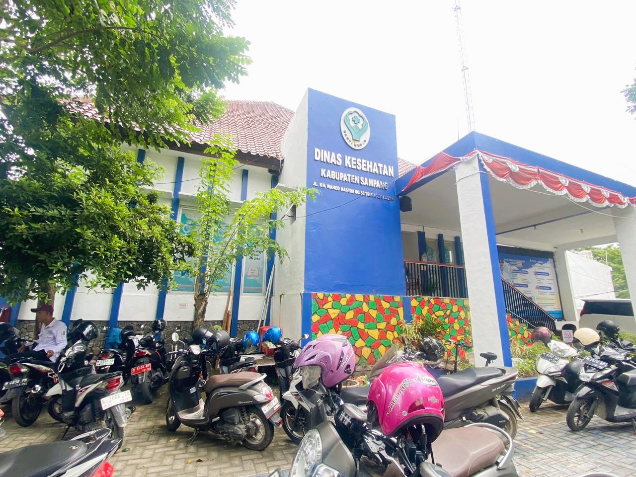 SEPI: Petugas keamanan berjaga di kantor Dinkes KB Sampang, Rabu (21/1).