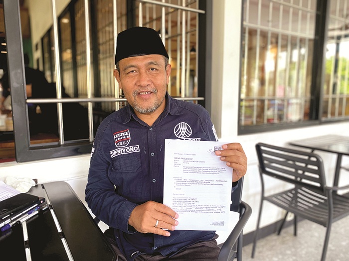 TAK PUAS: Pengacara Supriyono saat ditemui di salah satu kafe yang ada di Kabupaten Pamekasan, Rabu (21/1). (MOH. IQBAL AFGANI/JPRM)