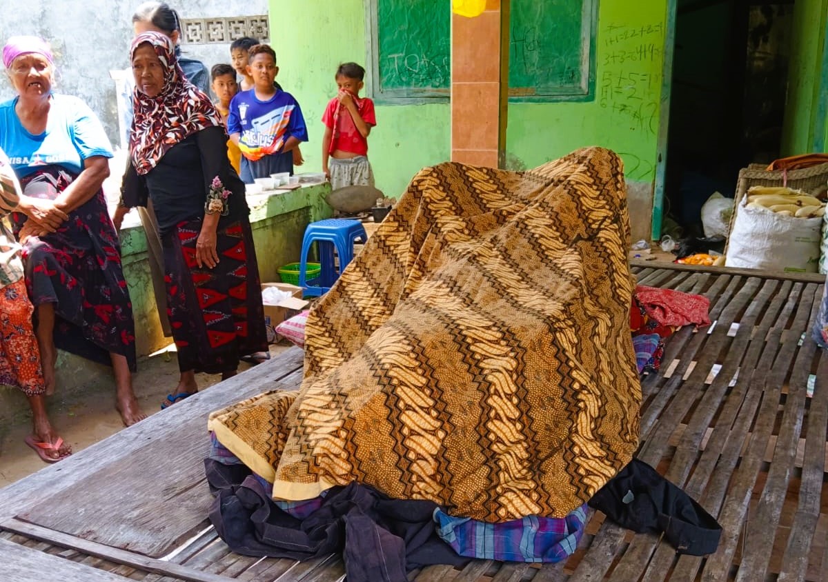 TIDAK TERTOLONG: Jenazah Safi&rsquo;ih saat dievakuasi oleh petugas dan keluarga di Desa Dharma Camplong, Kecamatan Camplong.