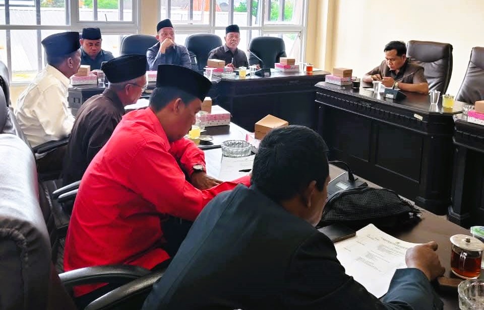 FOKUS: Ketua DPRD Sumenep Zainal Arifin memimpin rapat bamus di ruang rapat DPRD setempat, Selasa (20/1).