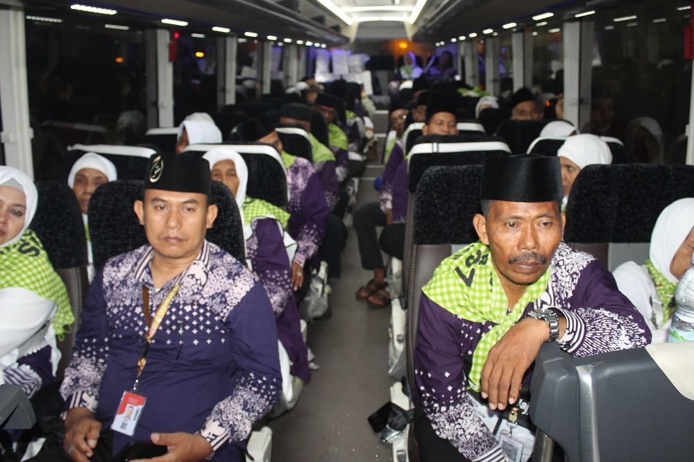 RAMAI: Sejumlah jemaah haji di Kabupaten Sumenep saat hendak diberangkatkan di GOR A. Yani pada musim haji 2025.