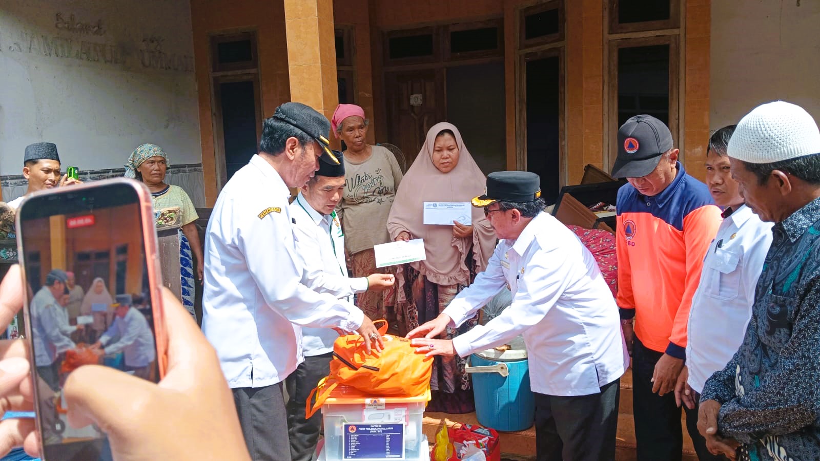 MEMBANTU: Wabup Sumenep Imam Hasyim memberikan bantuan pada warga yang rumahnya roboh di Desa Matanair, Kecamatan Rubaru, Sumenep, Rabu (21/1).