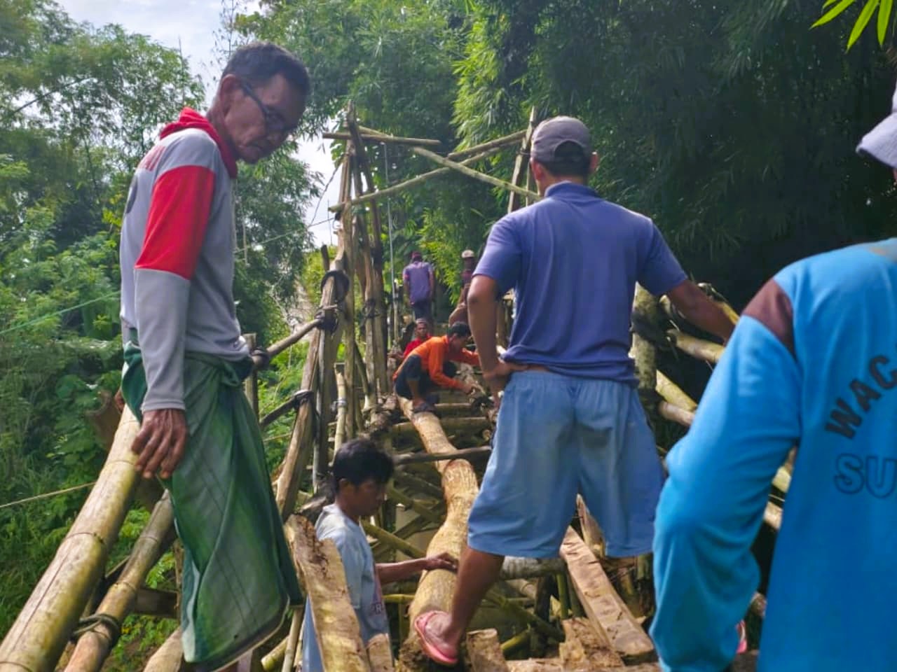 SWADAYA: Warga Kampung Sekaan, Dusun Laccaran, Desa Palengaan Daja, Kecamatan Palengaan, gotong royong bangun jembatan, Jumat (16/1).