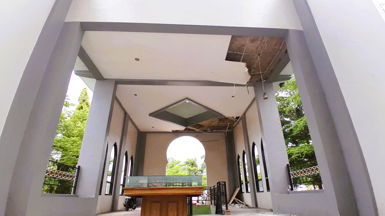 RUSAK BERAT: Sebagian plafon di lantai dua gedung MPP Pamekasan ambruk beberapa waktu lalu.