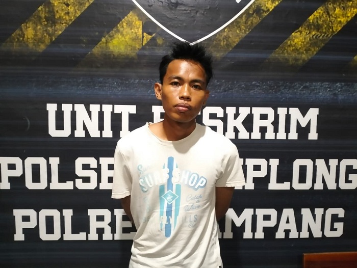 TAK BERKUTIK: Tersangka AW saat diamankan Polsek Camplong, Rabu (21/1). (POLSEK CAMPLONG UNTUK JPRM)