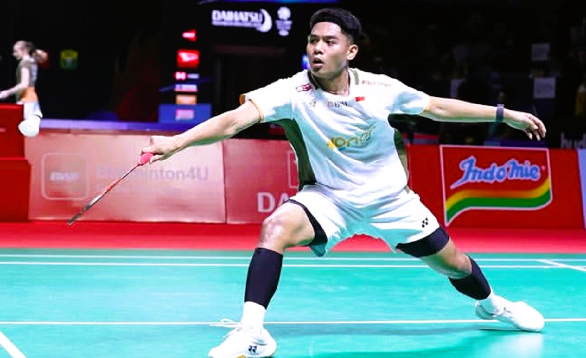 PENUH SEMANGAT: Moh. Zaki Ubaidillah saat bertanding melawan atlet India pada Kejuaraan Daihatsu Indonesia Master 2026 series 300 internasional di Jakarta, Rabu (21/1).
