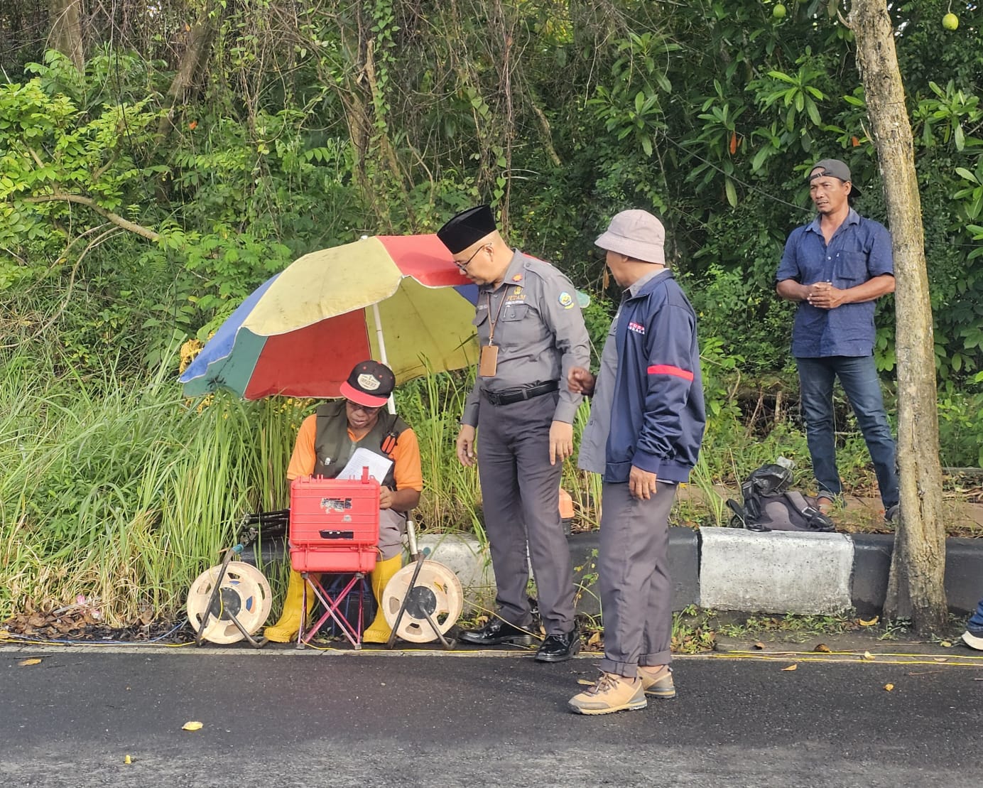 CARI SUMBER AIR: Direktur PUDAM Sumber Sejahtera Bangkalan Sjobirin Hasan (mengenakan kopiah) memantau proses uji geolistrik, Selasa (20/1).