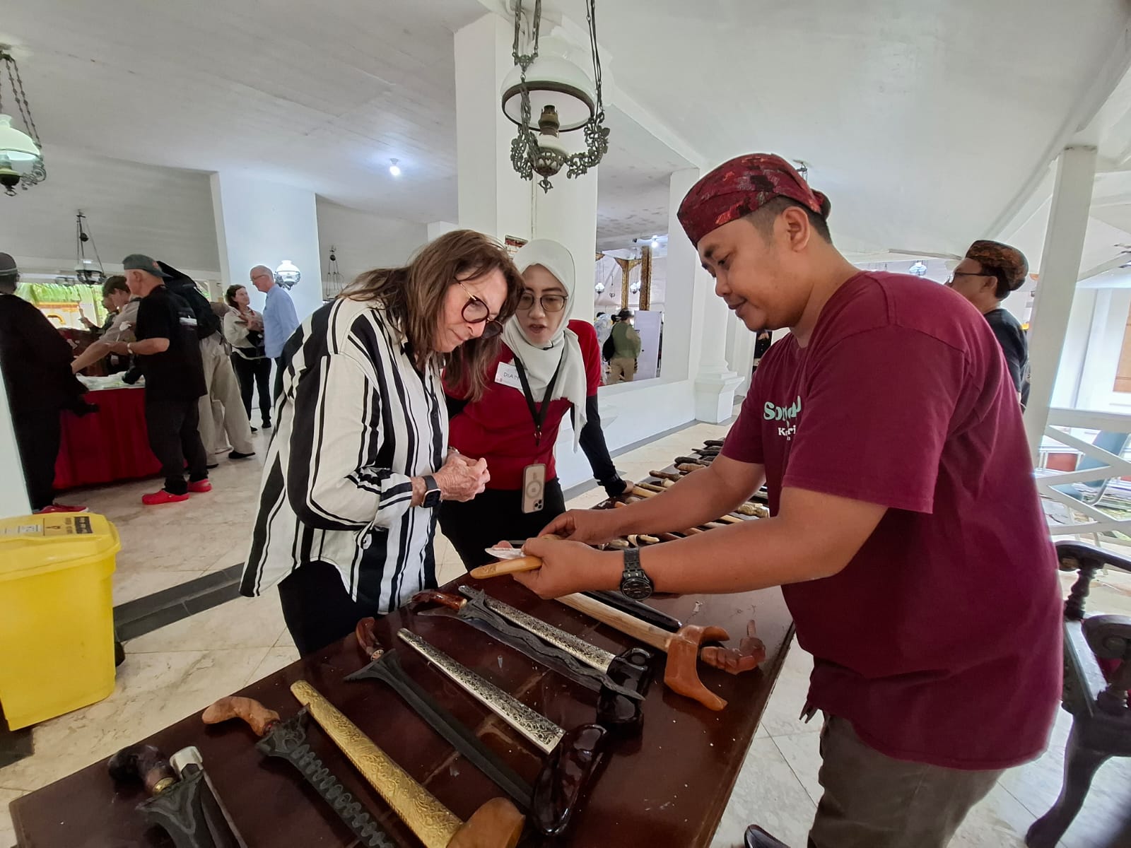 WARISAN LELUHUR: Wisatawan asing asal Australia diperkenalkan dengan budaya keris di Pendopo Agung Keraton Sumenep, Jumat (23/1).
