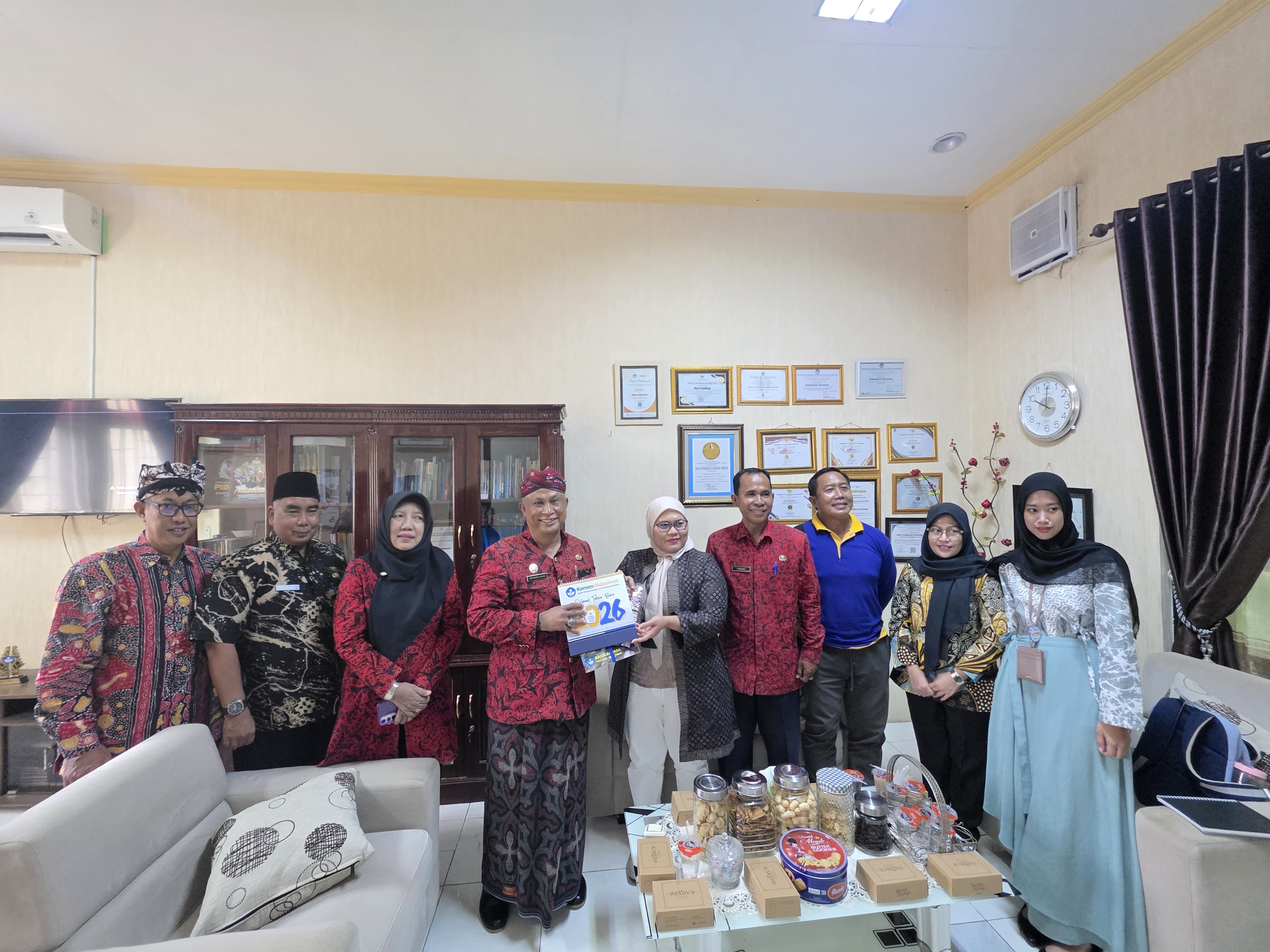 BERSINERGI: Kepala Dispendik Sumenep Mohamad Iksan didampingi kasi dan guru master menerima cendera mata dari Kepala BBJT Puji Retno Hardiningtyas di Kantor Dispendik Sumenep, Jumat (23/1).