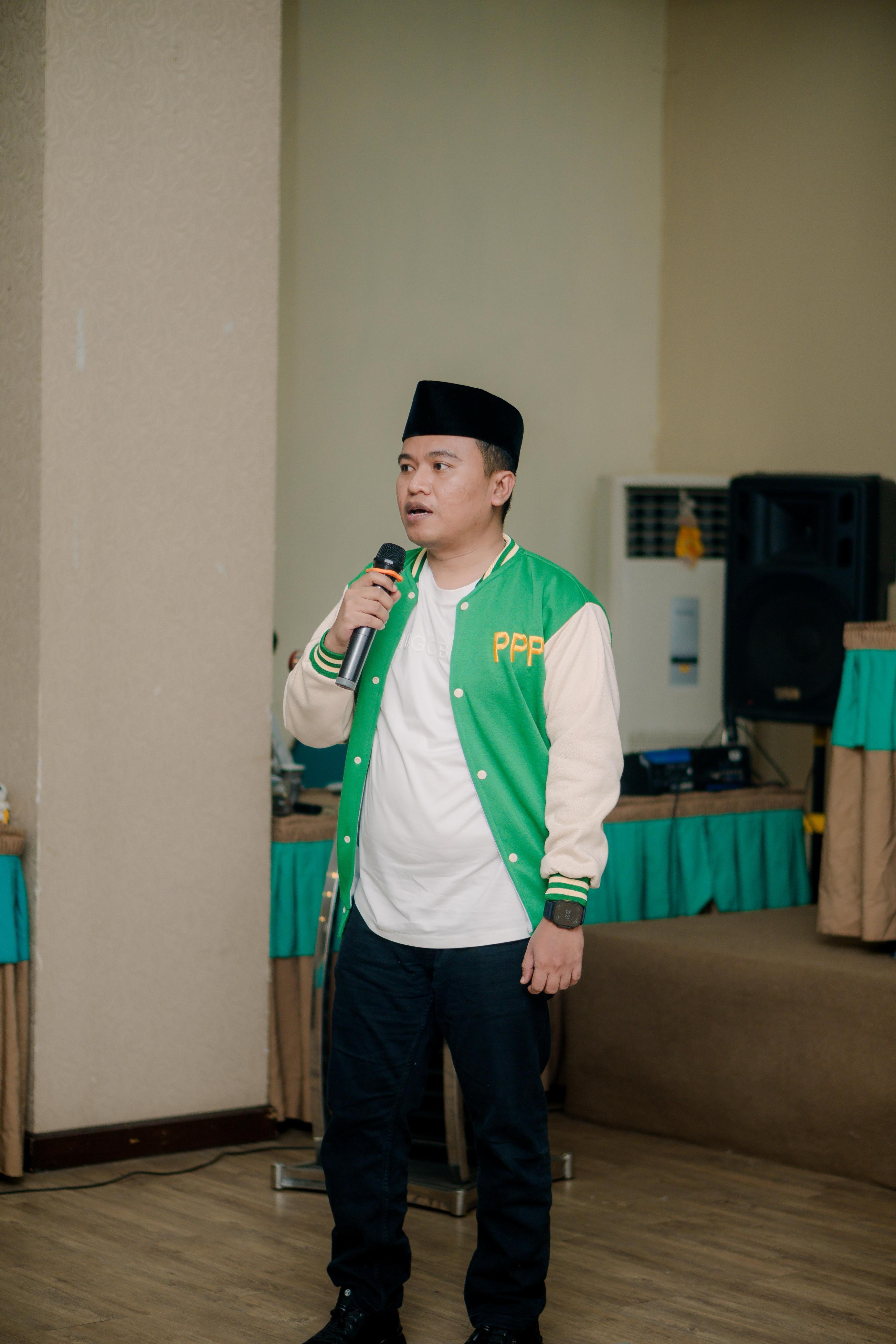 FIGUR MUDA: Anggota DPRD Jatim Fraksi PPP Nuril Huda menyampaikan materi LKKD di Kantor DPC PPP Kabupaten Sampang 2026.