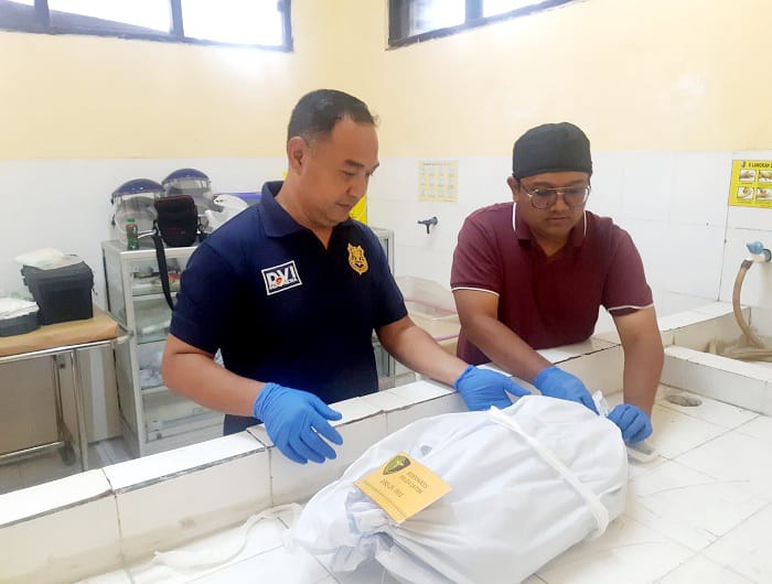 BELUM DIKETAHUI: Tim DVI Polda Jatim saat melakukan identifikasi personal di ruang untuk memandikan mayat dan otopsi, Kamis (22/1). (HUMAS POLRES UNTUK JPRM)