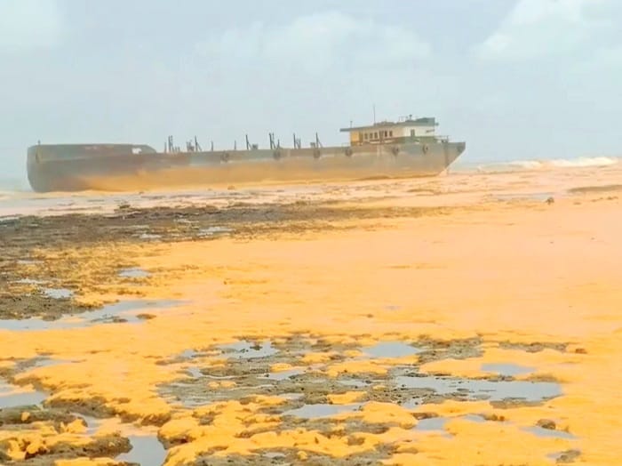 TERDAMPAR: Tumpahan minyak mentah tampak menyelimuti pesisir pantai utara Pulau Gili Iyang, Kecamatan Dungkek, Sumenep, Kamis (22/1). (POLRES SUMENEP UNTUK JPRM)