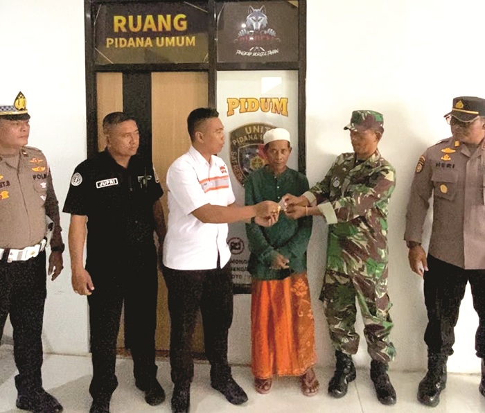 MISI SUKSES: Polisi mengembalikan perhiasan milik korban penjambretan kepada perwakilan keluarga di Mapolres Pamekasan, Rabu (21/1). (POLRES PAMEKASAN UNTUK JPRM)