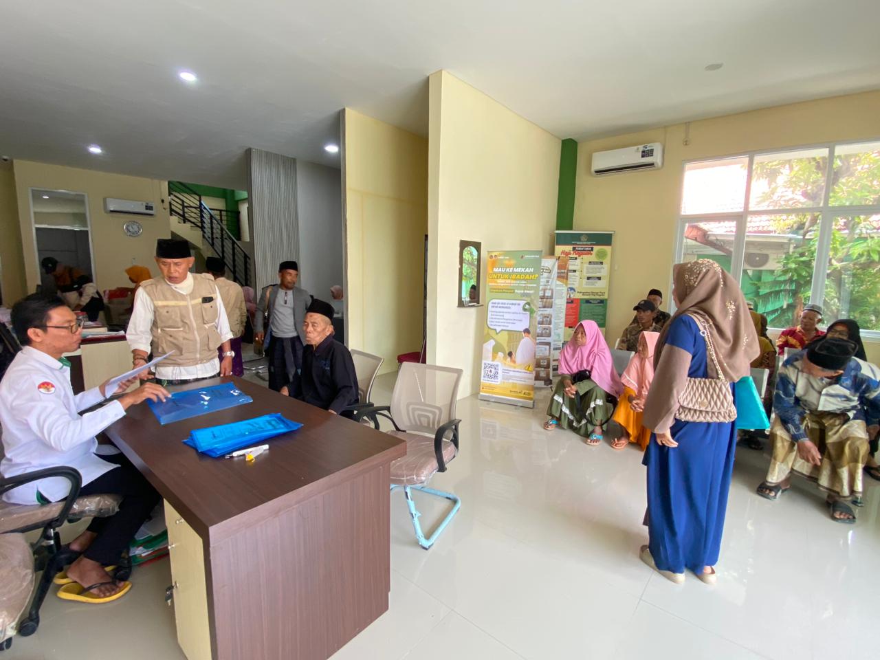 PENDAFTARAN: Petugas saat membantu pemberkasan milik CJH di kantor Kemenhaj beberapa waktu lalu.