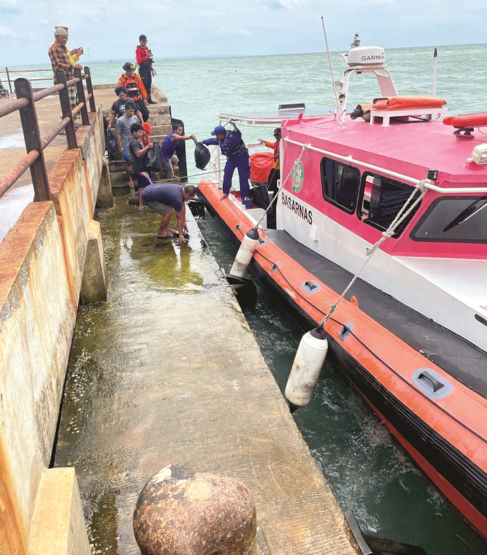 DIEVAKUASI: Para awak kapal saat dievakuasi oleh petugas di perairan Pulau Gili Iyang, Kecamatan Dungkek, Sumenep, Kamis (22/1). (POLRES SUMENEP UNTUK JPRM)