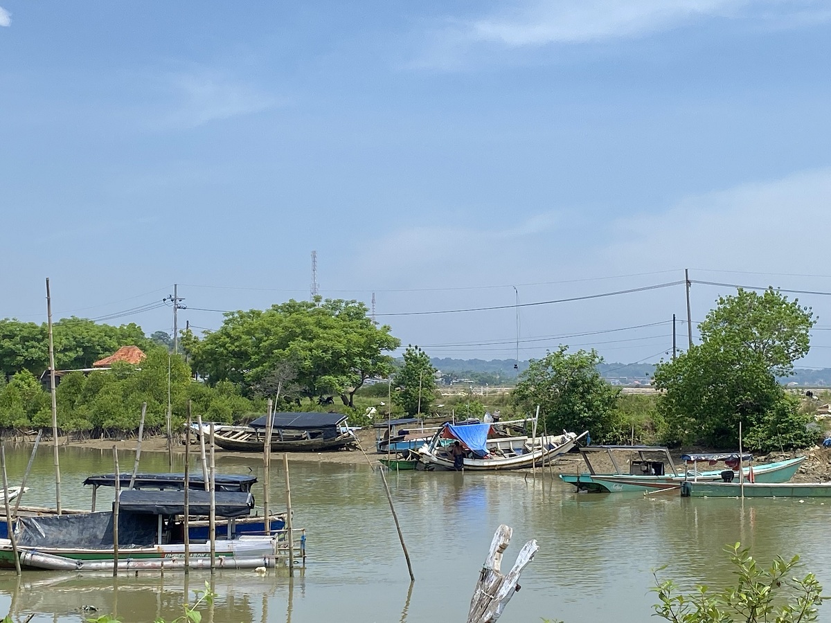 PEREKONOMIAN: Nelayan saat memperbaiki jaringnya di sungai Desa Pangarengan, Kecamatan Pangarengan, Sampang, beberapa waktu lalu.