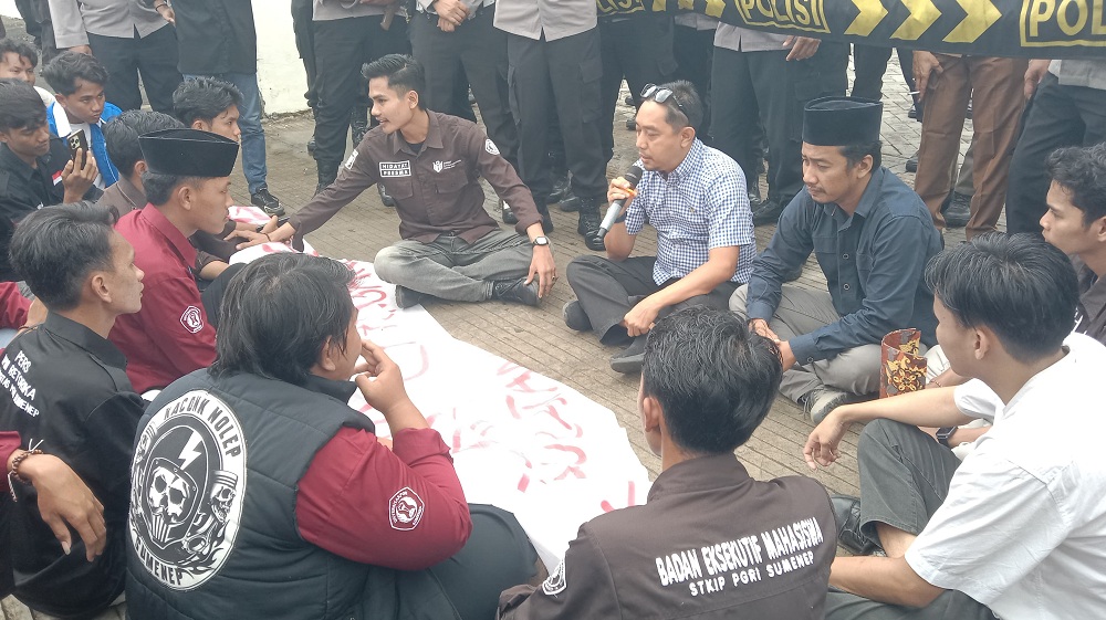 FOKUS: Anggota Komisi I DPRD Sumenep Hairul Anwar saat menemui massa aksi tolak wacana pilkada tidak langsung di kantor DPRD, Senin (12/1).