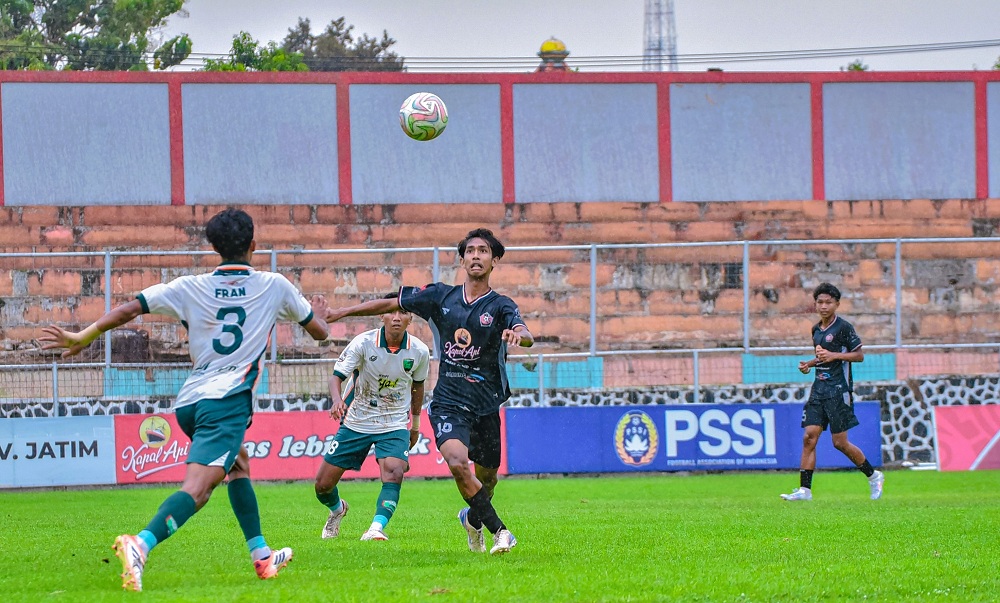 BERDUEL: Pemain Persepam Fahri MR mencoba menguasai bola saat bertanding melawan Pasuruan United di Stadion R. Soedarsono, Pasuruan, Rabu (21/1).
