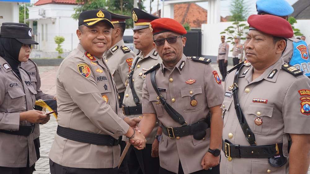 PROMOSI: Kapolres Pamekasan AKBP Hendra Eko Triyulianto memberikan selamat kepada Kasatreskrim Polres Pamekasan AKP Doni Setiawan usai sertijab, Kamis (22/1).