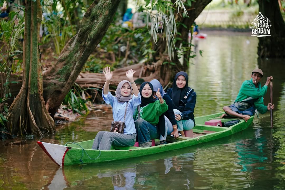 PANORAMA: Para pengunjung tengah menikmati wahana perahu di Pasar Kebbun, Desa Saroka, Kecamatan Sarongi, Sumenep.