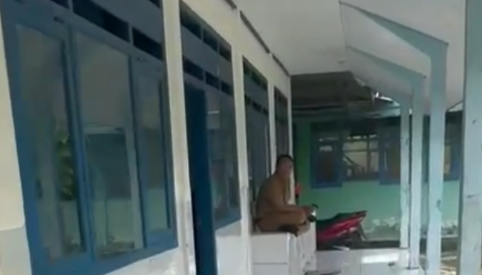 BERSANTAI: Guru tengah bersantai di teras sekolah yang tidak ada KBM di SDN Batuporo Timur 1, Selasa (20/1).