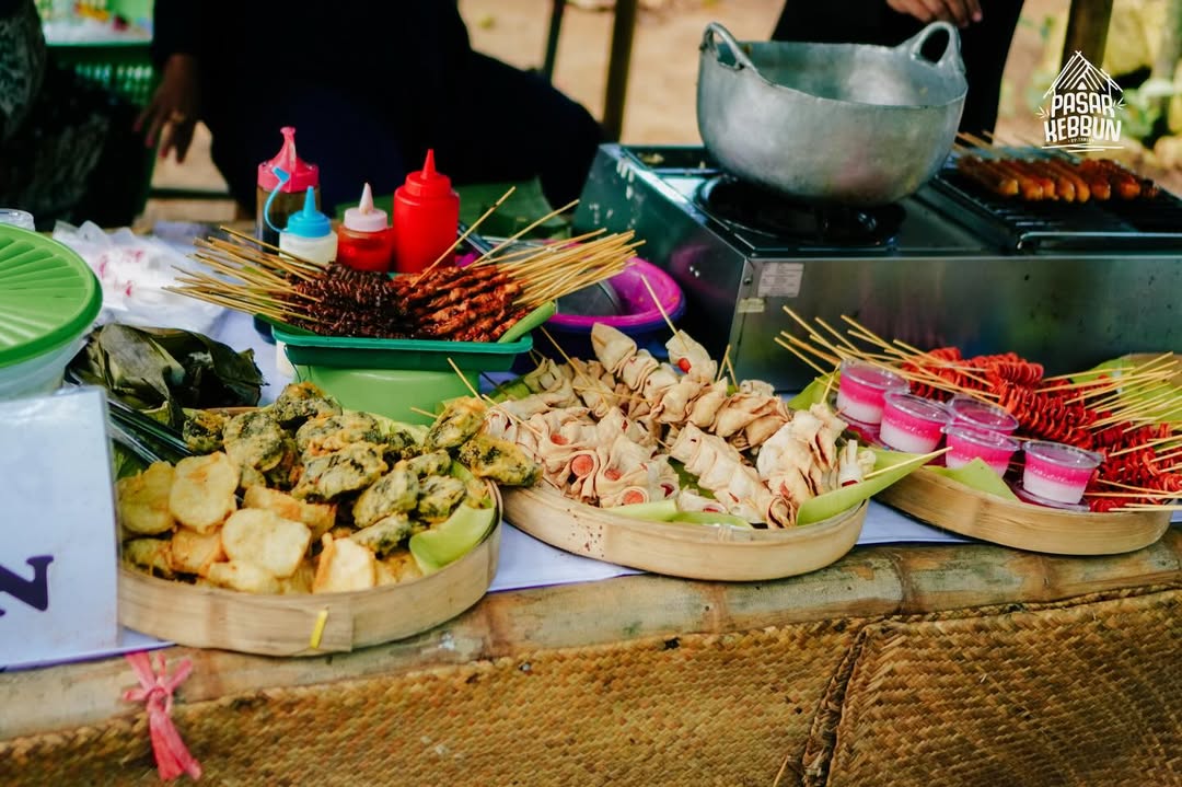 MENUNGGU: Penjual kuliner tradisional di Pasar Kebbun tengah menjaga dagangannya di Desa Saroka, Kecamatan Saronggi, Sumenep.