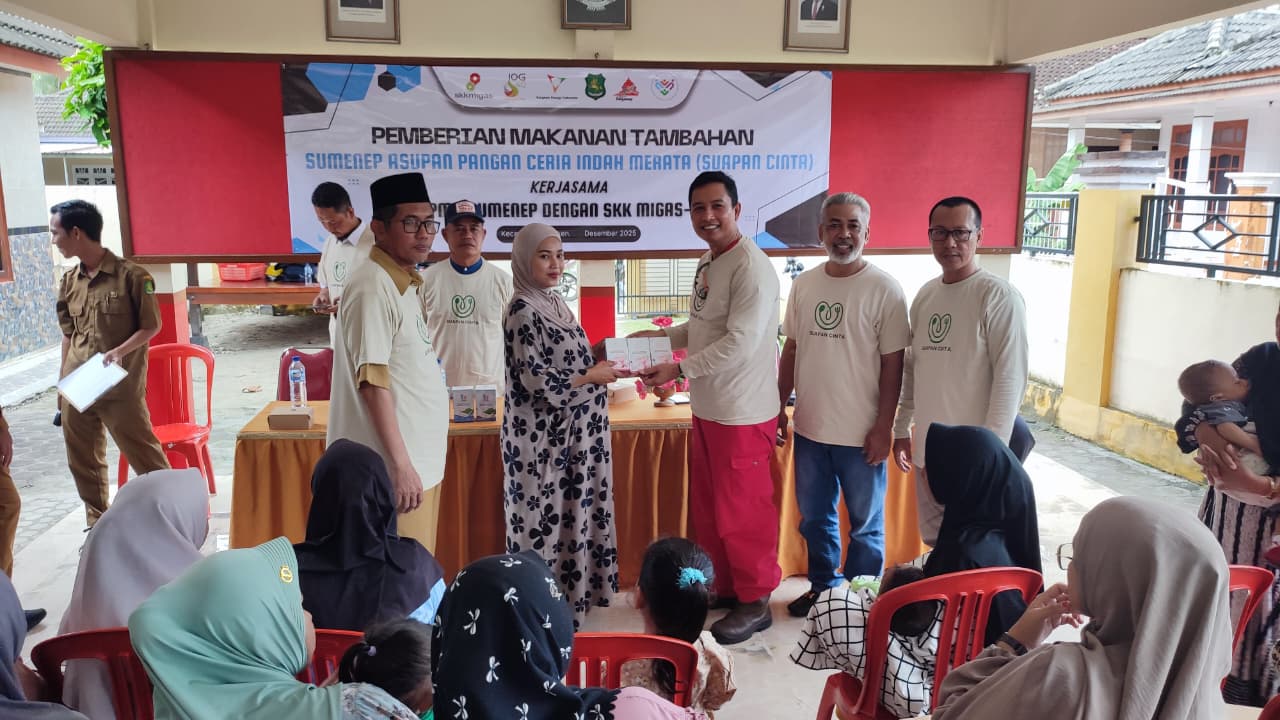 PEDULI KESEHATAN: Manager PGA Kangean Energy Indonesia Kompoi Naibaho menyerahkan paket pemberian makanan tambahan dan susu kepada ibu hamil di Desa/Pulau Pagerungan Kecil, Kecamatan Sapeken (14/1)