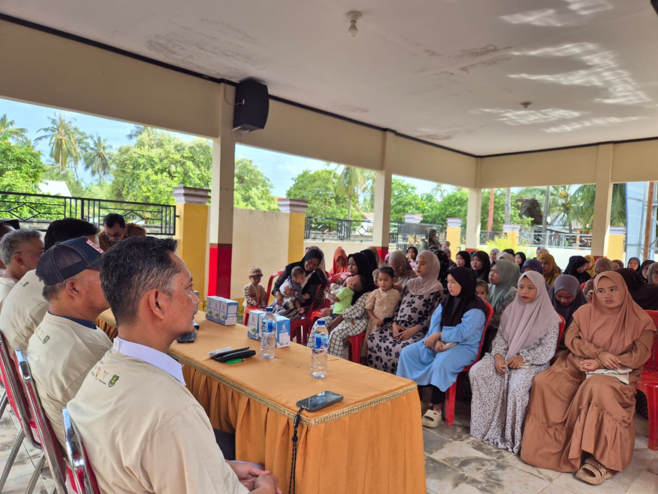 DISAMBUT ASNTUSIAS: Peserta mengikuti penyuluhan edukatif dalam program PMT Suapan Cinta kerja sama SKK Migas-KEI bersama Pemkab Sumenep di Desa/Pulau Pagerungan Kecil, Rabu (14/1)
