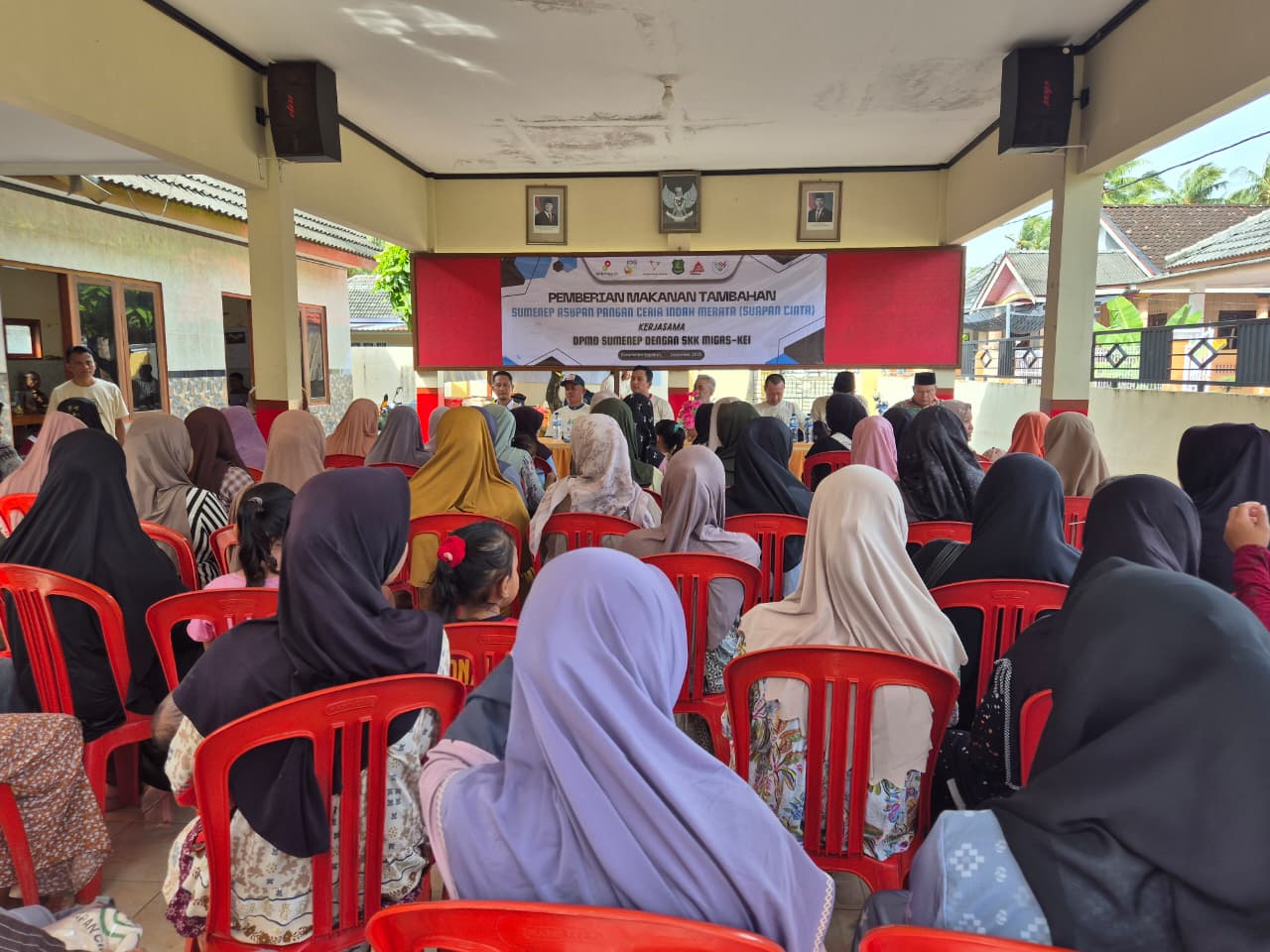 SUKSES: Pelaksanaan program PMT Suapan Cinta kerja sama SKK Migas-KEI bersama Pemkab Sumenep di Desa/Pulau Pagerungan Kecil, Rabu (14/1).