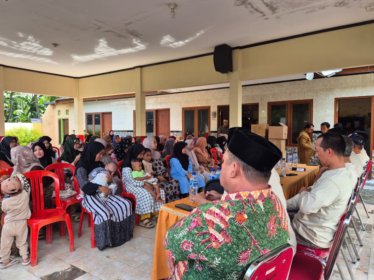 DIBANTU DAN DIDAMPINGI: Peserta mengikuti penyuluhan edukatif dalam program PMT Suapan Cinta kerja sama SKK Migas-KEI bersama Pemkab Sumenep di Pulau Pagerungan Kecil, Rabu (14/1)