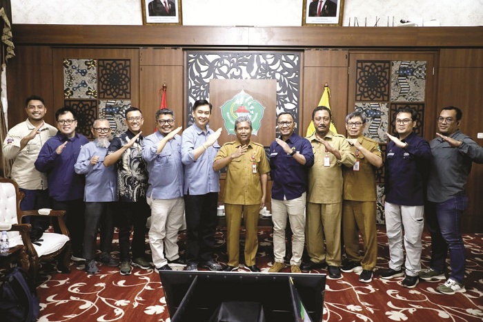 MAJU BERSAMA: Pj Sekkab Pamekasan Taufikurrachman (tengah) berfoto bersama dengan perwakilan SKK Migas dan PT Medco Senin (26/1). (PROKOPIM UNTUK JPRM)