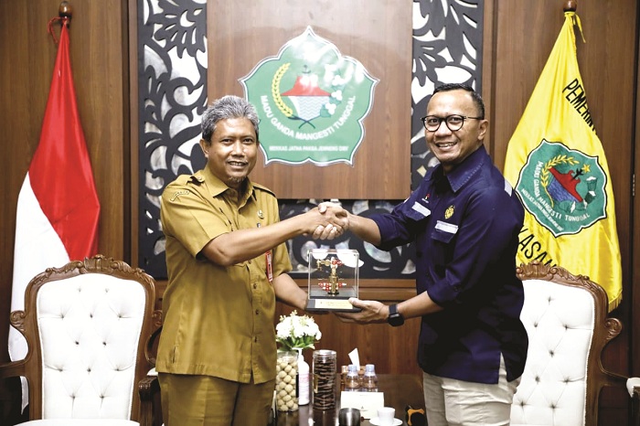 KOMITMEN: Pj Sekkab Pamekasan Taufikurrachman menerima cenderamata dari Kepala Departemen Formalitas dan Komunikasi SKK Migas Perwakilan Jabanusa Febrian Ihsan Senin (26/1). (PROKOPIM UNTUK JPRM)
