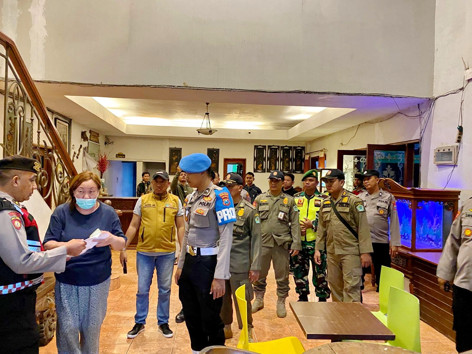 OPERASI RUTIN: Aparat gabungan mendatangi tempat hiburan di Hotel Putri Pamekasan pada Sabtu (24/1) malam. (POLRES PAMEKASAN UNTUK JPRM)