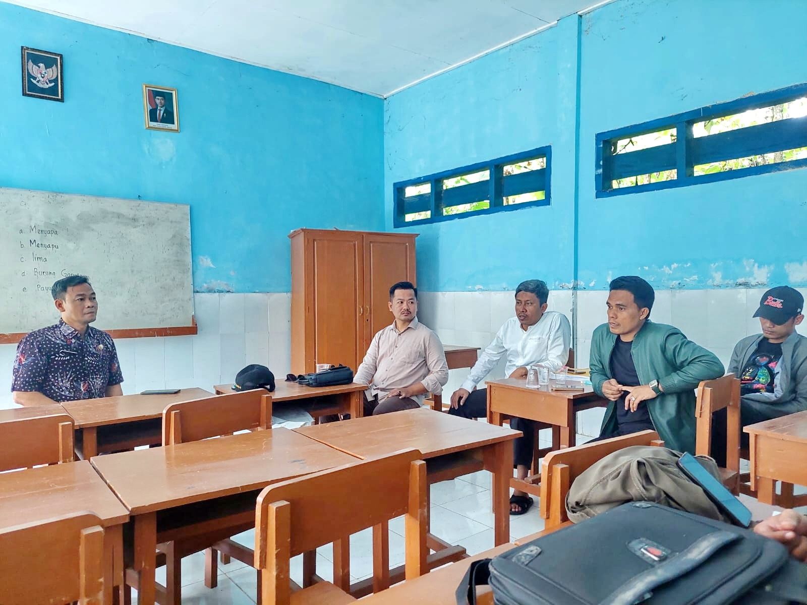 GERAK CEPAT: Komisi IV DPRD Sampang melakukan sidak ke SDN Batuporo Timur 1, Kedungdung, Jumat (23/1). (KOMISI IV DPRD SAMPANG UNTUK JPRM)