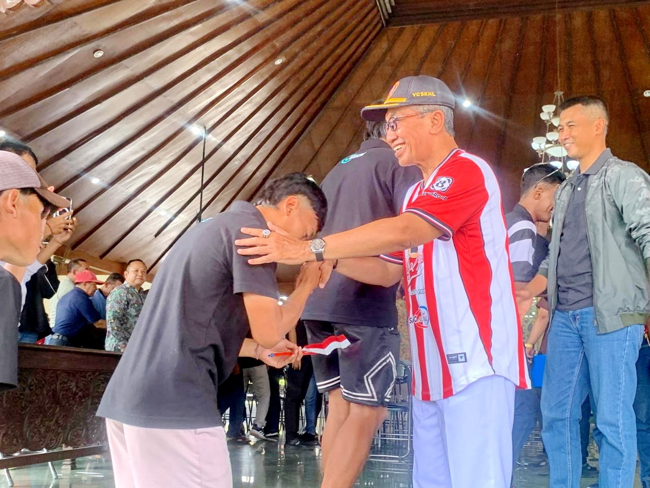 BERI SEMANGAT: Bupati Pamekasan KH Kholilurrahman menyambut kedatangan pemain Persepam Pamekasan di Pendopo Ronggosukowati, Sabtu (24/1). (M. KHOLIL RAMLI/JPRM)