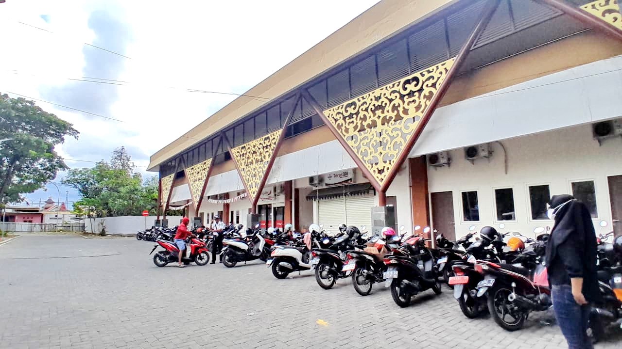 RENTAN BOCOR: Petugas parkir di Pasar Kolpajung, Pamekasan, menarik retribusi secara manual, Sabtu (24/1). (M. KHOLIL RAMLI/JPRM)