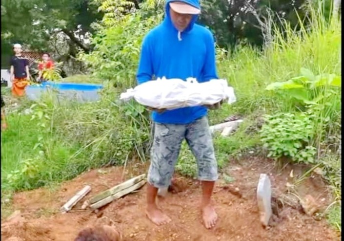 DIKUBURKAN: Warga hendak menguburkan kerangka mayat Fauzen di pemakaman umum Kampung Ke&rsquo;kekek, Kelurahan Rongtengah, Sampang, Jumat (20/1). (TIKTOK VaNeZa Chilik
