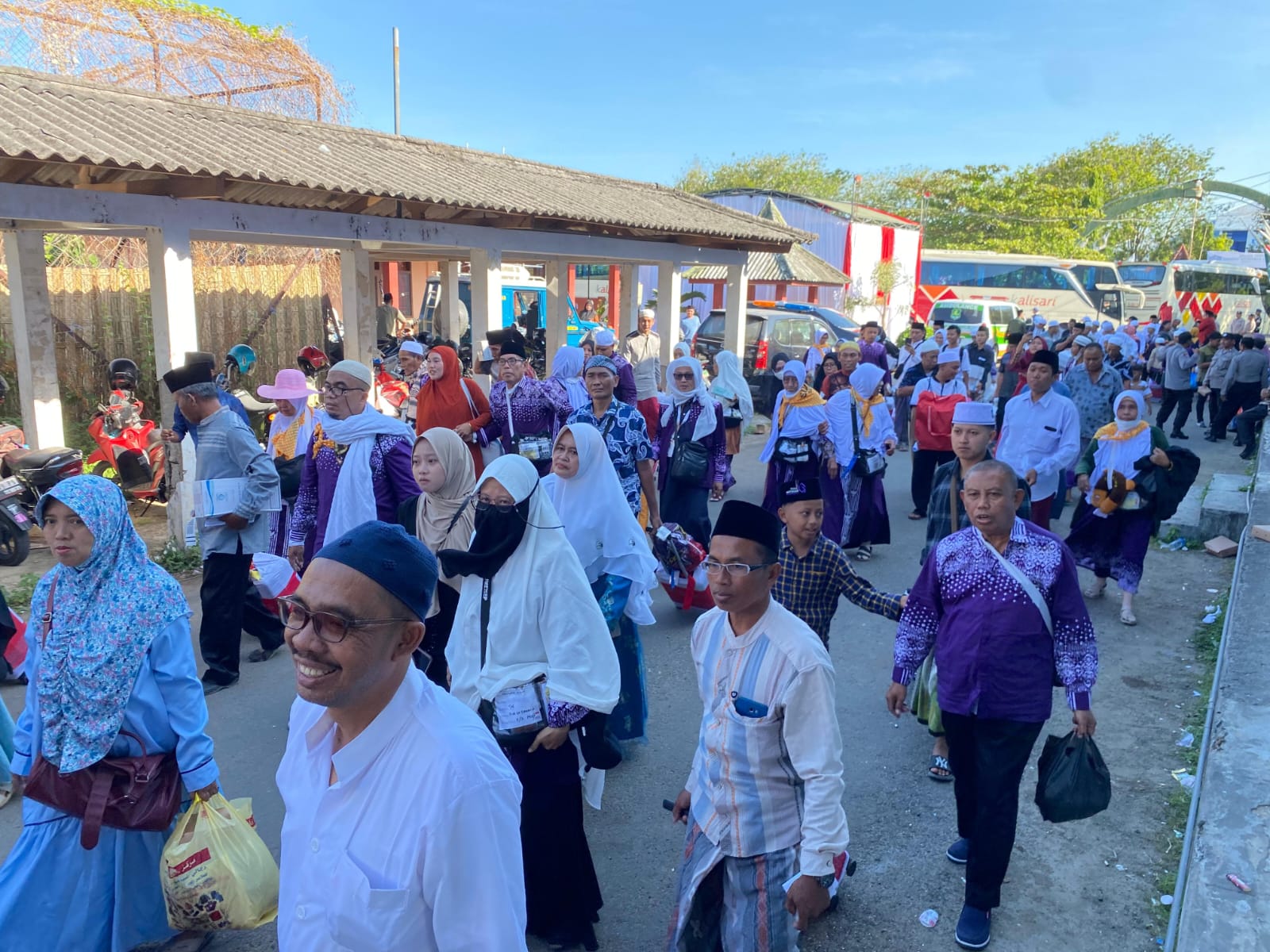 SEMRINGAH: Sejumlah jemaah haji asal Kabupaten Sumenep saat datang dari Tanah Suci pada musim haji 2025 di GOR A. Yani Sumenep.