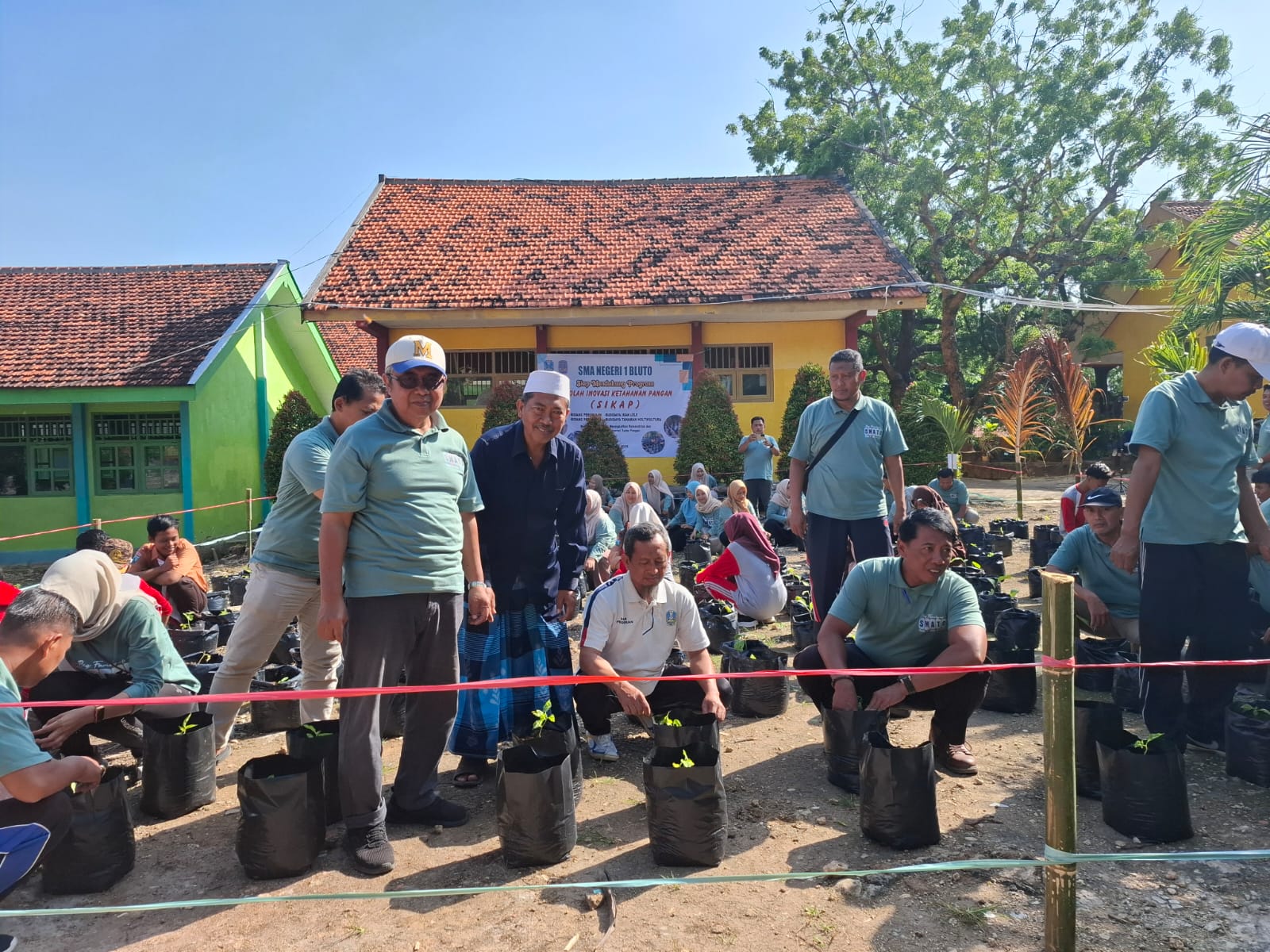 FOKUS: Kepala SMAN 1 Bluto Drs Budi Hartono, M.Si, (pakai topi) saat me-launching program SIKAP bersama para guru dan murid SMAN 1 Bluto, Sumenep, Minggu (25/1).