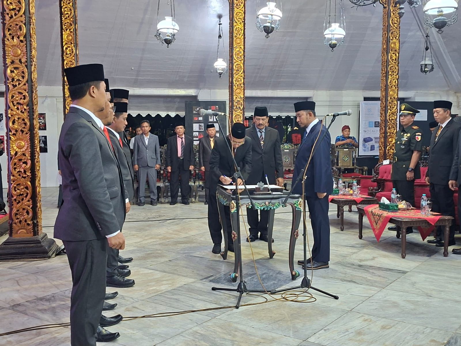LANCAR: Bupati Sumenep Achmad Fauzi Wongsojudo saat melantik komisioner Komisi Informasi di pendopo Keraton Sumenep pada Jumat (23/1).