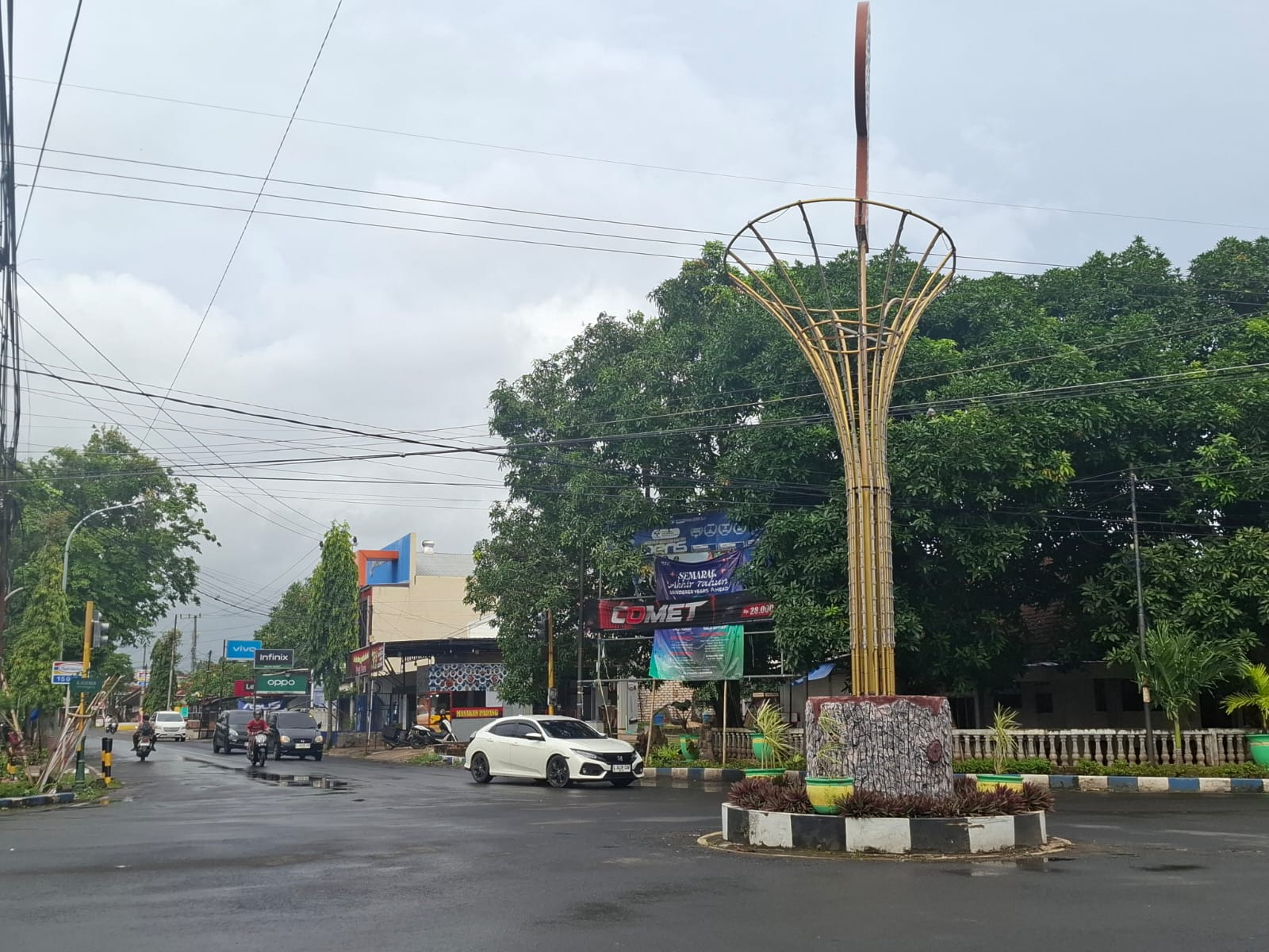 LANCAR: Masyarakat melintas di Jalan KH. Agus Salim, Pangarangan, Kecamatan Kota Sumenep, Minggu (25/1)