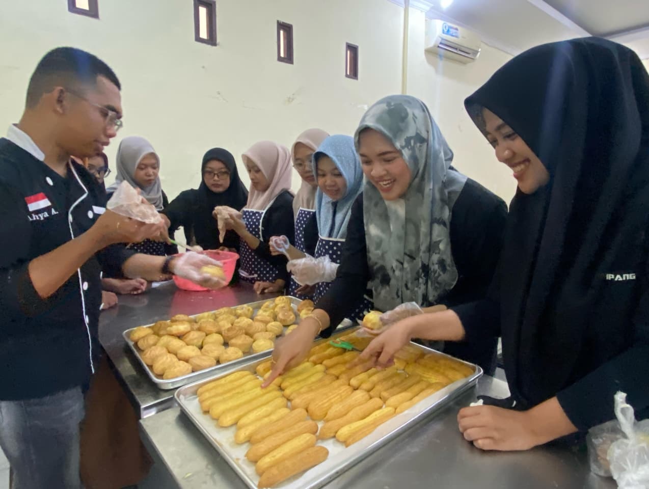 KETERAMPILAN: Peserta ditemani instruktur saat pelatihan membuat kue di BLK Sampang beberapa waktu lalu.